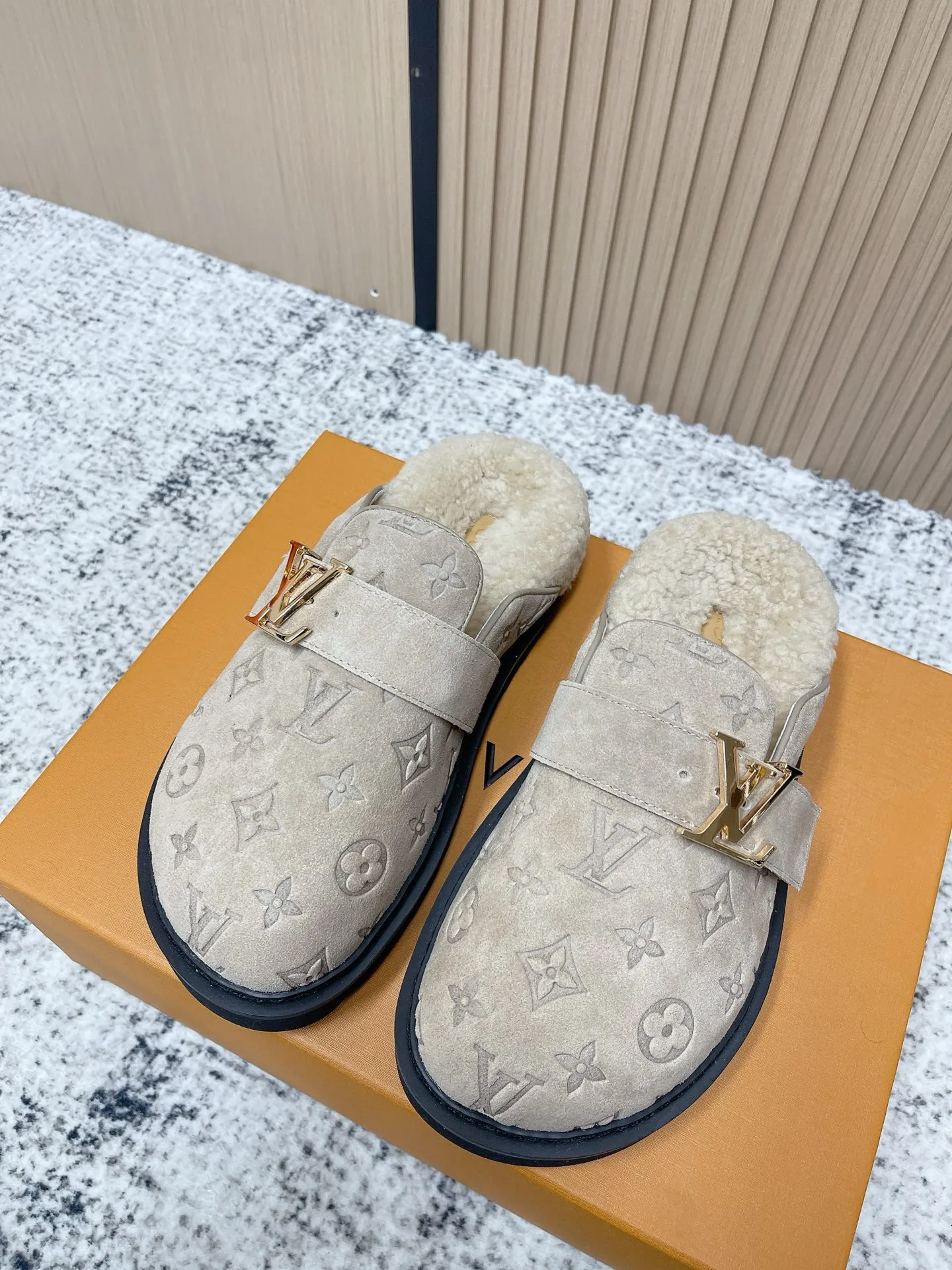 [L Home] P: 500💰 Size: 35-46 (female 40.41, male 45 46 custom-made) Top version Louis vuitton Lv top version LV couple's wool slippers New couple's Birkenstock slippers Cute and loveable, the foot feel is not too good Simple and high-end Sling-hee design Ready to wear and go Good news for lazy people Upper imported cowhide/imported old floral cloth Original hardware buckle, original molded high-density foam outsole Fabric: Yangjing/classic jacquard fabric Lining: imported wool lining Sole: original foam combination sole Size: 35-46 (female 40.41, male 45 46 customized)